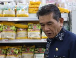 Ratusan Paket Sembako Habis Diserbu Pembeli di Pasar Murah Pontianak