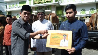 Jelang Idul Adha, Ani Sofian Serahkan 41 Ekor Hewan Kurban