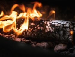 Sempat Terjebak, Maling Jarah Minimarket di Depok hingga Terbakar