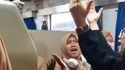 Viral, Emak-emak Bernyanyi Ganggu Penumpang di Kereta Api