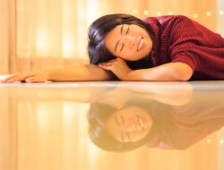 Bisa Cedera, Ini Dampak Buruk Jika Tidur di Lantai