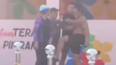 Guru Olahraga Wanita Pingsan Ditendang Pelatih Renang Pria Dibagian Alat Vitalnya