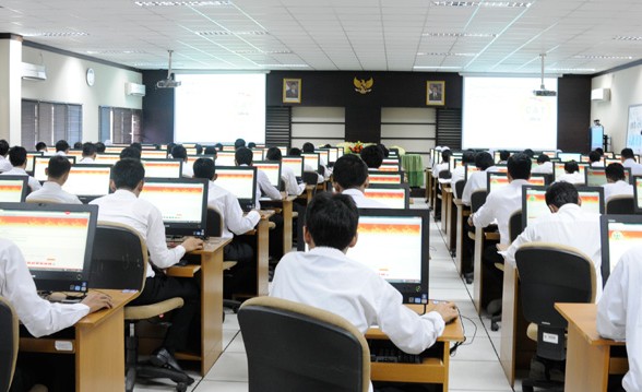 "BKN siapkan sistem tes CPNS baru yang lebih fleksibel. Hasil tes CAT akan jadi sertifikat yang berlaku 2 tahun, mirip TOEFL, untuk efisiensi dan kemudahan pelamar. (Dok. KEMENPAN RB)"