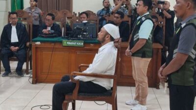 Aipda Robig Zainuddin saat mendengarkan pembacaan vonis 15 tahun penjara dalam sidang kasus kekerasan terhadap anak yang menyebabkan kematian pelajar SMK. (Dok. Ist)