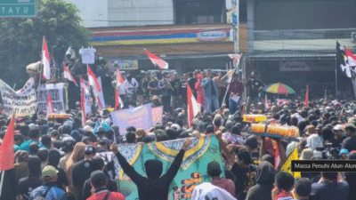 Bupati Pati, Sudewo, saat mencoba memberikan pernyataan di hadapan massa aksi dari atas mobil polisi di depan Kantor Bupati Pati, Rabu (13/8/2025). (Dok. Ist)