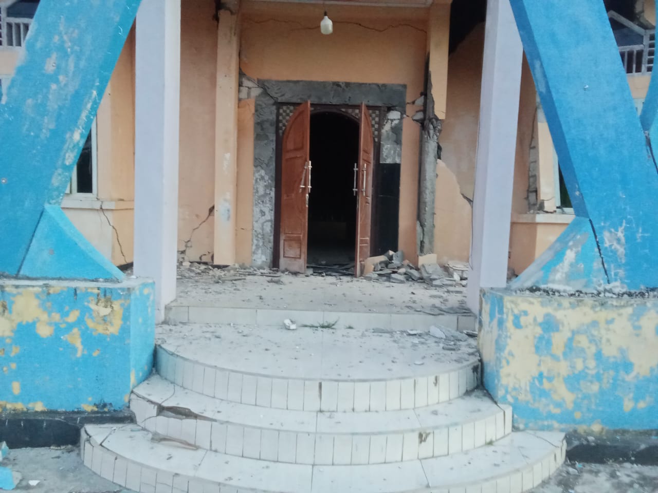 Petugas BPBD meninjau kerusakan rumah dan fasilitas umum pascagempa M 6,4 di Kabupaten Sarmi, Papua. (Dok. HO/faktakalbar.id)