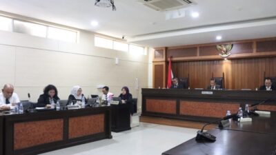 Sidang Majelis Komisi yang dipimpin oleh Moh. Noor Rofieq sebagai Ketua Majelis, sidang dilaksanakan di Ruang Sidang KPPU, Selasa (58). (Sumber Foto: KPPU)