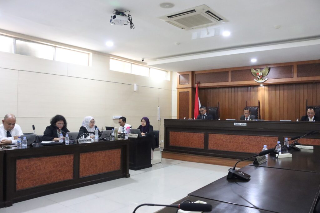 Sidang Majelis Komisi yang dipimpin oleh Moh. Noor Rofieq sebagai Ketua Majelis, sidang dilaksanakan di Ruang Sidang KPPU, Selasa (58). (Sumber Foto: KPPU)
