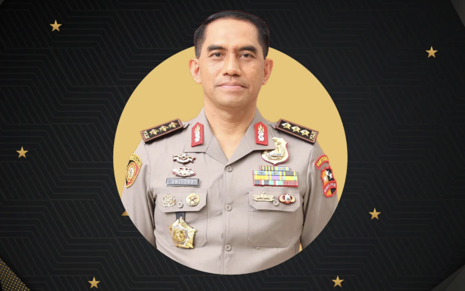 Komjen Dwiyono, perwira tinggi Polri yang baru naik pangkat bintang tiga dan dipercaya menjabat Sekjen Kementerian P2MI. Simak rekam jejaknya di BIN dan Polri!. (Dok. kemenp2mi)