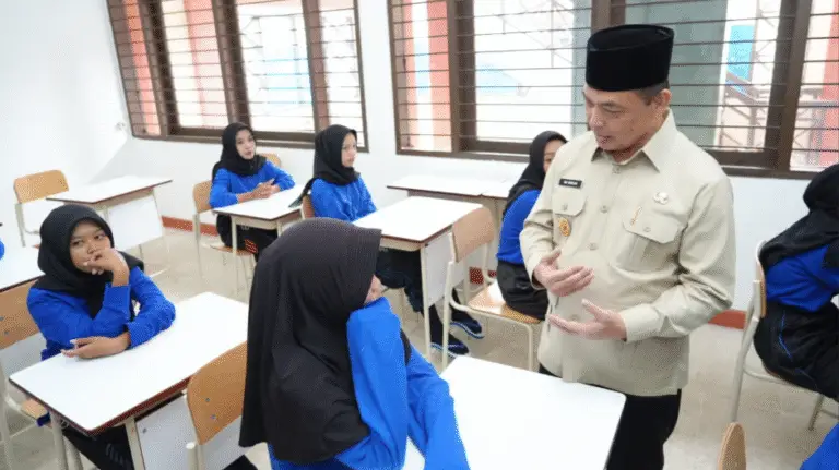 Gubernur Kalimantan Barat, Ria Norsan, sedang berdialog dengan siswa dan pengajar saat meninjau hari pertama program Sekolah Rakyat di Pontianak. (Dok. HO/Faktakalbar.id)