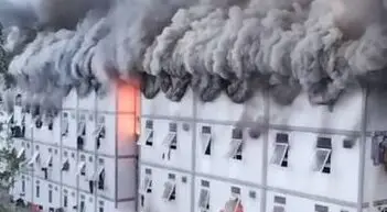 Satu unit Hunian Pekerja Konstruksi (HPK) di IKN, Nusantara, terbakar pada Rabu petang. Pihak Otorita IKN mengonfirmasi api telah berhasil dipadamkan. (Dok. Ist)