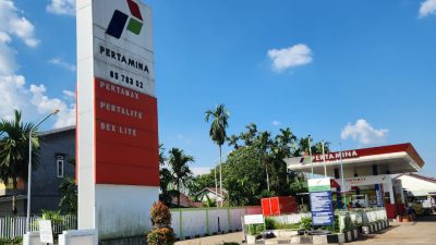 Totem SPBU di Desa Kapur yang tidak mencantumkan tulisan Solar Subsidi. (Dok. Faktakalbar.id)