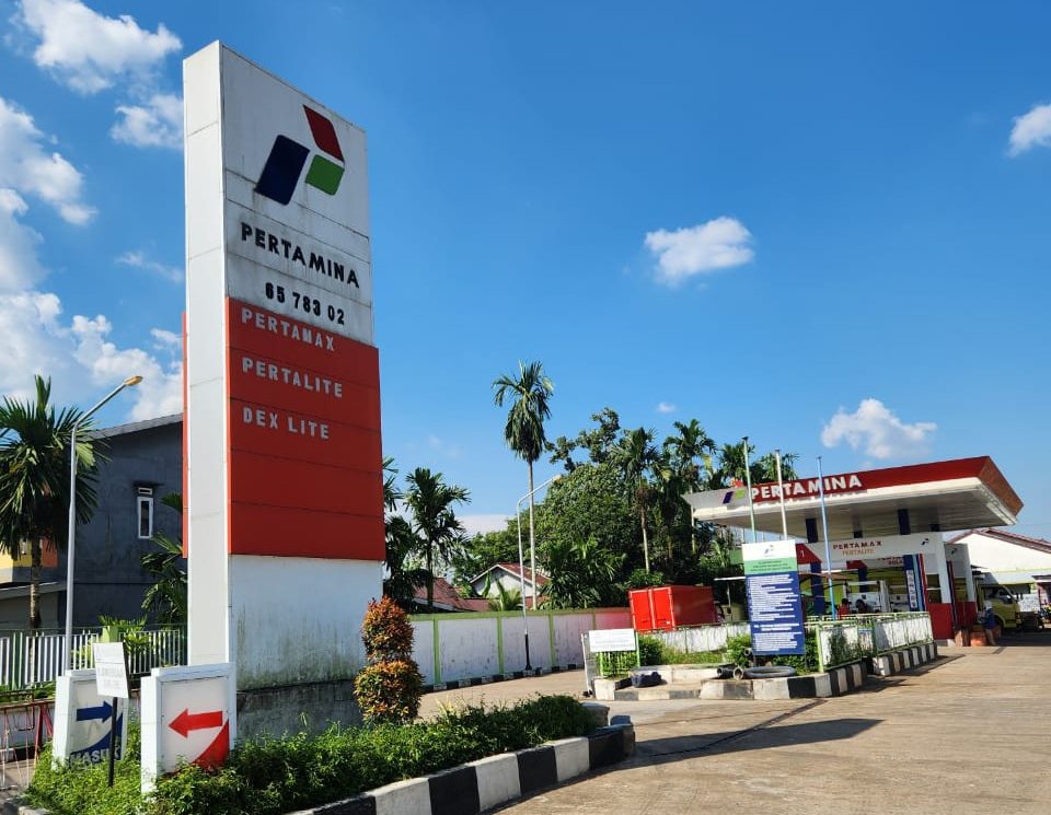 Totem SPBU di Desa Kapur yang tidak mencantumkan tulisan Solar Subsidi. (Dok. Faktakalbar.id)