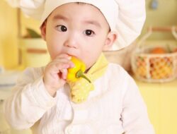 Begini Cara Mengatasi Si Kecil yang Sering Emut Makanan